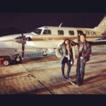 Ximena Herrera Instagram – Después de haber leído las palabras llenas de agradecimiento, anécdotas y nostalgia que publicaron mis queridos @raulmijomendez y @joshuamintzoficial por la celebración de #10ANIVERSARIO del @elsenordeloscielos , no puedo evitar compartir unas mías…
Existen proyectos, productores, directores , televisoras, castineras, etc… que muchas veces no ven el potencial de un producto original, empezando por el elenco… y sin embargo existen otros que sí!!!!! En eso nos vamos a enfocar. La serie del ESDLC ✈️, nunca estuvo contemplada para convertirse en un fenómeno ni llegar a las temporadas que hoy lleva. A esta “propuesta”, que aparentemente duraría 3 meses al aire , nos unimos un grupo de actores que tuvimos la OPORTUNIDAD de que creyeran en nosotros y en nuestro trabajo y así , junto con excelentes productores, escritores, directores y compañeros detrás de cámaras… se logró cambiar la historia de la televisión latina y en USA 🤧. Yo sé que no me he cansado de agradecerles tanto a @joshuamintzoficial y a mi amada @anaceliaurquidi por CONFIAR en una actriz que llevaba 10 años esperando un personaje que le cambiara la vida y le abriera más oportunidades en esta industria tan competitiva. Gracias , gracias, gracias…. Nuevamente por ese viaje impredecible, complejo y arriesgado proyecto en donde me dieron la libertad de crear a #LaXimena … GRACIAS @telemundo , @zelkoland , @marthagodoy2000 , stopello y a TODOS los involucrados.. (la lista es interminable). Los llevo en mi corazón por SIEMPRE. #Arre ✈️♾️ #tbt