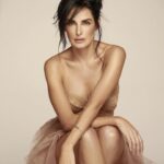 Ximena Herrera Instagram - Se dice fácil, pero a mí me tomó un buen tiempo entender , aceptar y practicar el amor propio. No podemos dar lo que no tenemos dentro, así que ámate con locura, cuídate , mímate, sé fiel a tus sueños y a ti mism@; únicamente así seremos capaces de compartir ése amor con alguien más, y qué bonito es hacerlo… 🙌💓♾️♾️♾️. #felizdiadesanvalentin #happyvalentinesday #VibraBonito #Ámate 💓💓✨✨✨✨ #Foto @urielsantanafoto #Makeup @chentechapitas #Hair @vicktorrangel