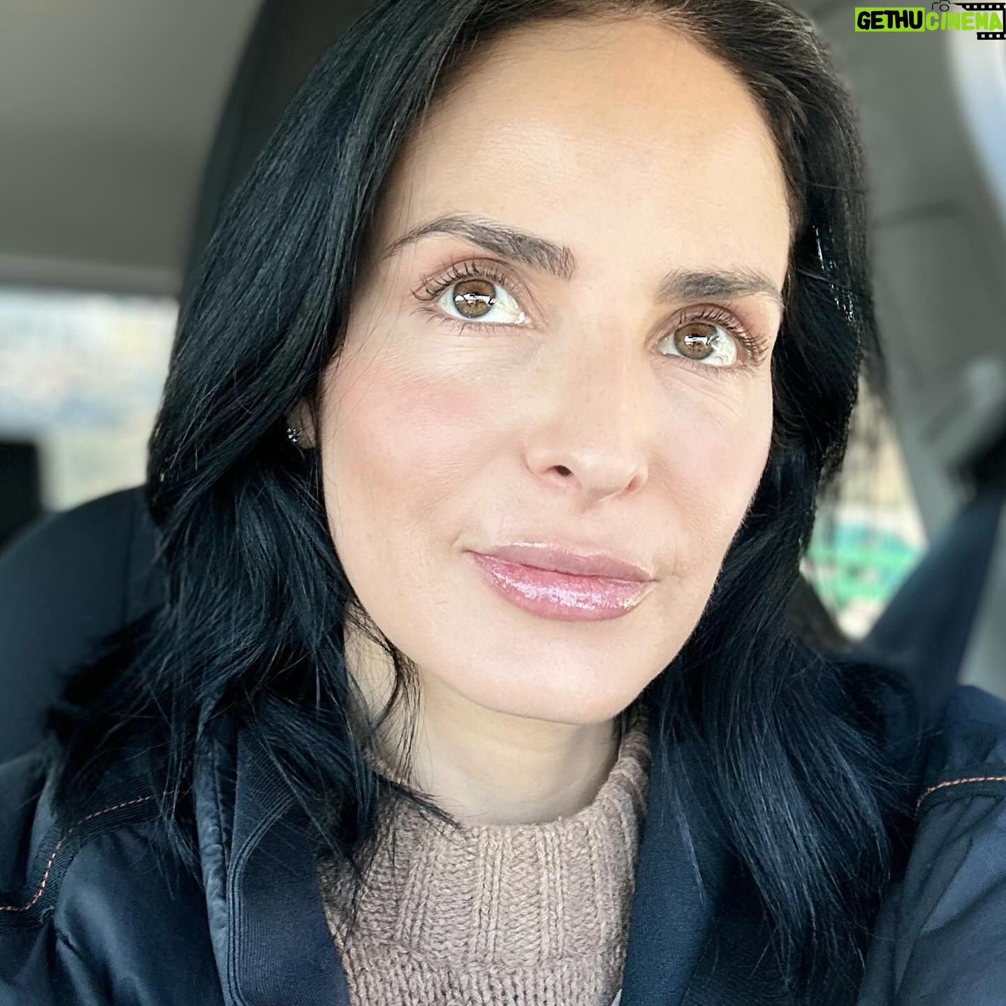 Ximena Herrera Instagram - Hay que aprender a darle la vuelta a las cosas que nos disgustan. Hoy, por ejemplo, a pesar de estar consciente de que el tráfico me desespera… 😂, decidí usar ese “tiempo muerto” para CREAR, CREER Y VISUALIZAR. Parece una tontería , pero cuando lo practicas, hasta llegas a disfrutarlo. #PensamientosEnElTráfico #Cree #Crea #TheBestIsYetToCome 🙇🏻♀️🦈🐋🐲