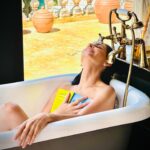 Ximena Herrera Instagram – Yo tejo alas, no cadenas. #ElenaPoe 🕸️🪽📚🛀🏼