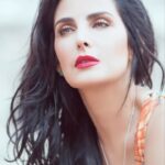 Ximena Herrera Instagram – Una mirada dice más que mil palabras… atrévete a mirarte por dentro y amar cada parte de tu interior. Todo termina reflejándose afuera. 👀😁 #Sonríe #Agradece #brilla ✨ #HayLuzDentrodeTi #VibraBonito 🙏💓☀️