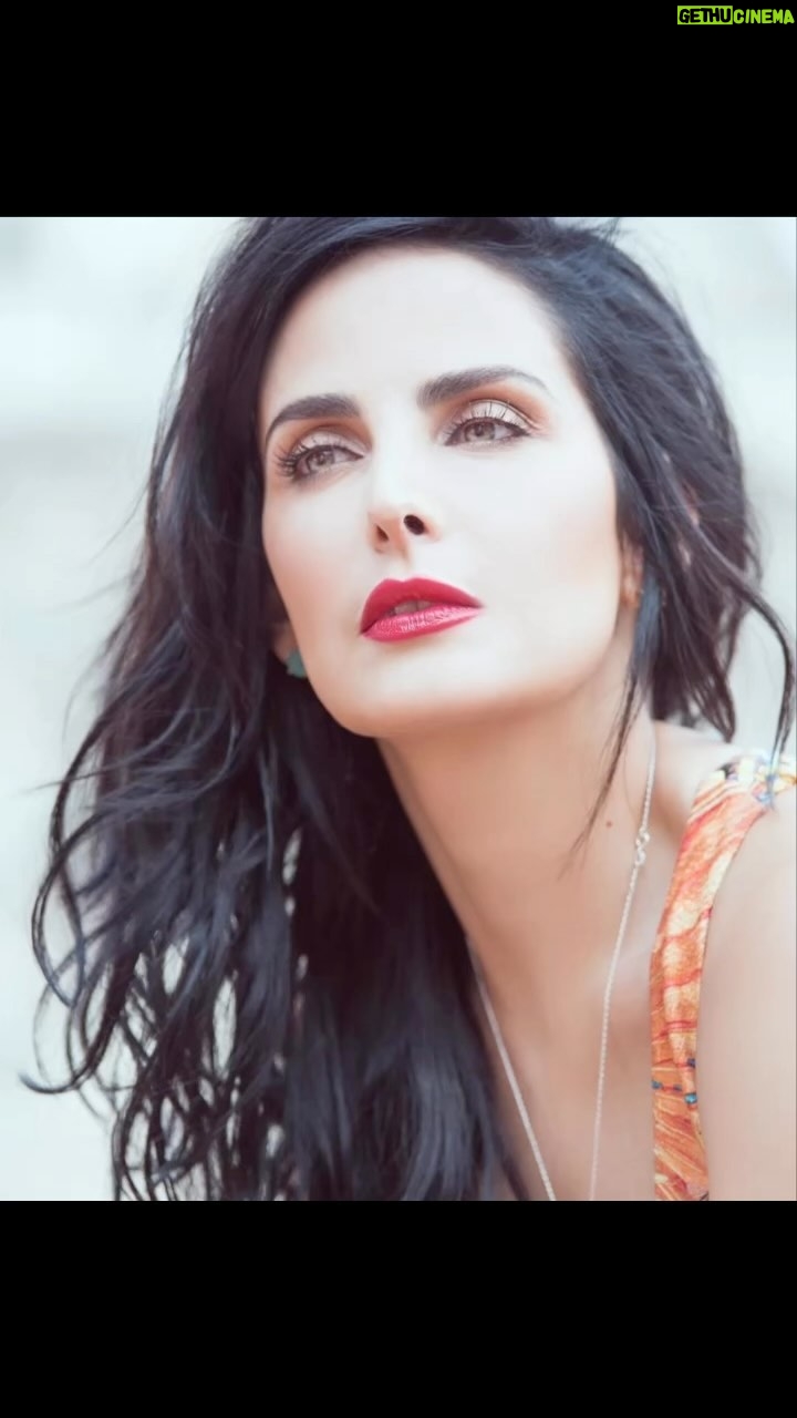 Ximena Herrera Instagram - Una mirada dice más que mil palabras… atrévete a mirarte por dentro y amar cada parte de tu interior. Todo termina reflejándose afuera. 👀😁 #Sonríe #Agradece #brilla ✨ #HayLuzDentrodeTi #VibraBonito 🙏💓☀️