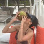 Ximena Herrera Instagram - La belleza y comodidad que puedo encontrar en el silencio, las risas, en compañía , en la naturaleza, en la comida, en los atardeceres y amaneceres son los que realmente me nutren el alma y la vida. Esta vacación está siendo de mis regalos más grandes después de 5 meses de muchísimo trabajo. Me siento bendecida y quiero irles compartiendo lo poco/mucho que voy digiriendo. #Fluye #Suelta #disfruta #escúchate #Scroll ➡️ 💛 #vibrabonito #sinFiltro