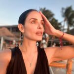 Ximena Herrera Instagram - La belleza y comodidad que puedo encontrar en el silencio, las risas, en compañía , en la naturaleza, en la comida, en los atardeceres y amaneceres son los que realmente me nutren el alma y la vida. Esta vacación está siendo de mis regalos más grandes después de 5 meses de muchísimo trabajo. Me siento bendecida y quiero irles compartiendo lo poco/mucho que voy digiriendo. #Fluye #Suelta #disfruta #escúchate #Scroll ➡️ 💛 #vibrabonito #sinFiltro