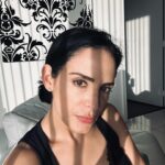 Ximena Herrera Instagram - Mi vida, mi tiempo, mi trabajo, mis errores, mis aciertos, son míos y son parte de la mujer en la que me he convertido. Qué afortunada soy por haber tomado siempre el camino más largo y complicado porque me ha empoderado en todos los sentidos. Se puede salir adelante sin pisotear a NADIE, sin escándalos, sin desesperación y sin depender de nadie. No es fácil, pero nada de lo que vale la pena en la vida, lo es. Gracias a todos los que me acompañan todos los días es esta nueva forma de comunicarnos. Los valoro muchísimo. Y gracias a todos los que me enseñaron que no existe amor más grande que el propio. ☺️🙌🙏💕 #VibraBonito #CreeEnTi #NoCompitasConNadie #setumejorversion #CumpleTusMetas #Resiliencia 🌱 #FemalePower 🙌