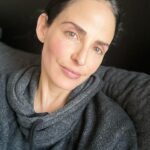 Ximena Herrera Instagram - Sin joyas, sin filtros, sin escotes, sin maquillaje , mimetizada con el sillón … el cariño que les mando y el agradecimiento que llevo en mi corazón, hacen que la luz nos proteja y podamos compartirla con lo demás. #VibraBonito 💓🧿👁️