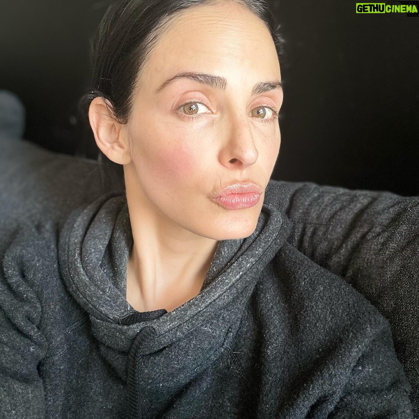 Ximena Herrera Instagram - Sin joyas, sin filtros, sin escotes, sin maquillaje , mimetizada con el sillón … el cariño que les mando y el agradecimiento que llevo en mi corazón, hacen que la luz nos proteja y podamos compartirla con lo demás. #VibraBonito 💓🧿👁️