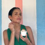 Ximena Herrera Instagram - La belleza y comodidad que puedo encontrar en el silencio, las risas, en compañía , en la naturaleza, en la comida, en los atardeceres y amaneceres son los que realmente me nutren el alma y la vida. Esta vacación está siendo de mis regalos más grandes después de 5 meses de muchísimo trabajo. Me siento bendecida y quiero irles compartiendo lo poco/mucho que voy digiriendo. #Fluye #Suelta #disfruta #escúchate #Scroll ➡️ 💛 #vibrabonito #sinFiltro