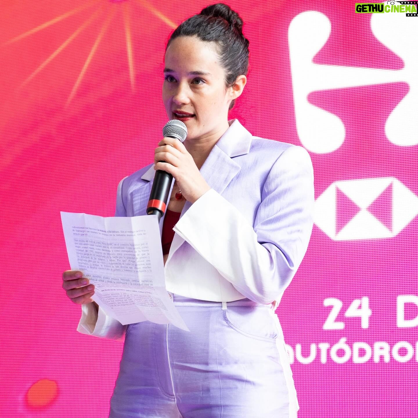 Ximena Sariñana Instagram - Es muy fuerte ver materializado un proyecto con el que llevas tiempo soñando, y que parece algo muy lejano y muy poco posible. Nos lo imaginamos y pasó. Hoy presentamos HeraHSBC @festivalherahsbc , festival conformado 100% por mujeres, un paso firme para la inclusión femenina en esta hermosa industria, un fest hecho por nosotras para todxs. Gracias equipo por hacerlo posible. @pacosierra @ichusita @aleruba @brencl @elispaprika @clau_yannick29 @javo020 @seitrack y gracias a todas las que nos precedieron, sin ustedes no estaríamos aquí. @festivalherahsbc #FestivalHeraHSBC #HeraHSBC24 #DeEllasParaTodxs 📷 @liliestradamx