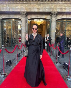 Ximena Sariñana Instagram - Gracias Arieles, gracias @academiacinemx, gracias GDL, gracias @styledbylorenza @zulemakeup y @ernestovargas_hair @dior por mi matrix revival, y a mi mamá por ser la mejor date.