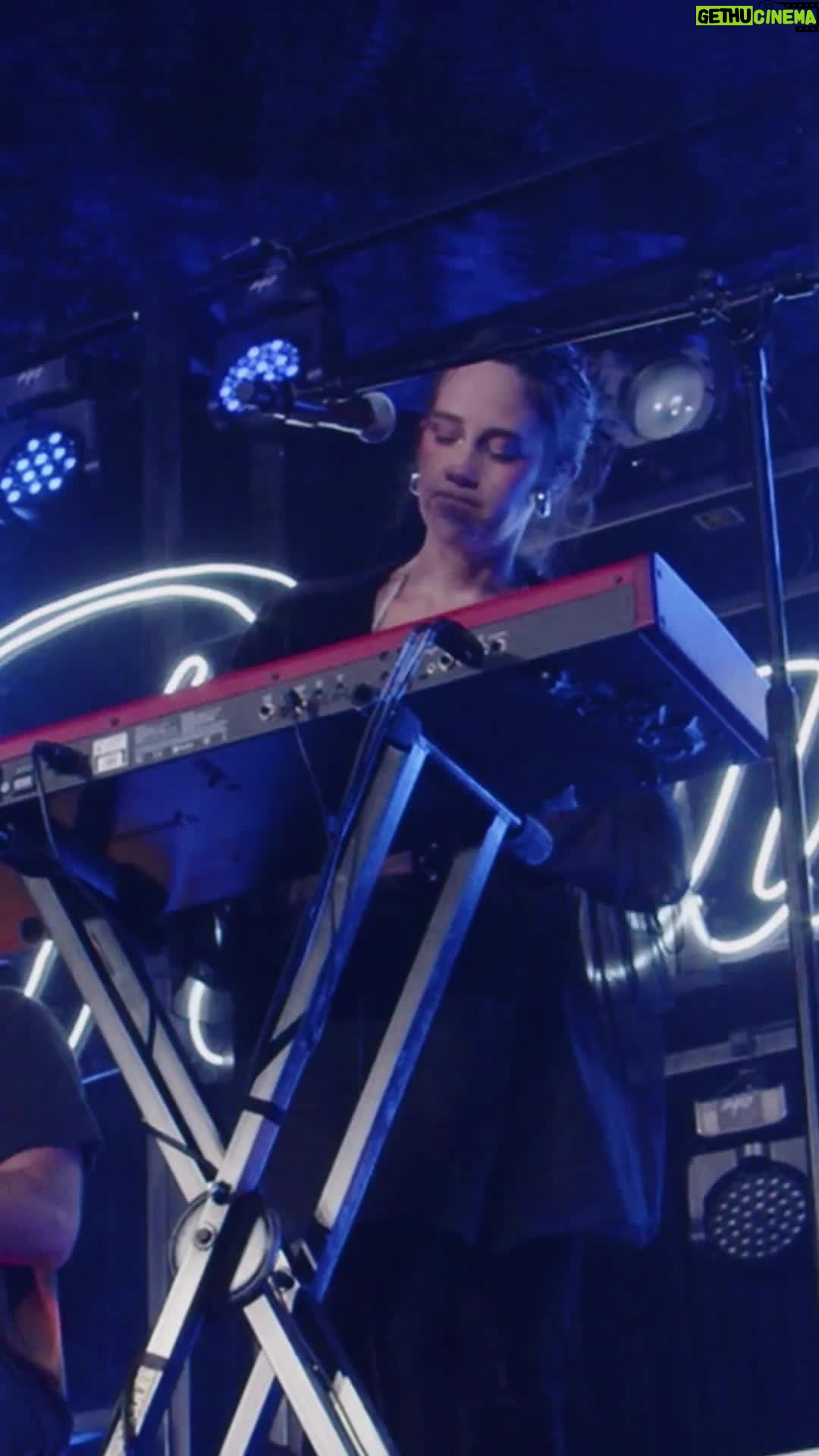 Ximena Sariñana Instagram - Canciones que amo tocar en vivo 💙