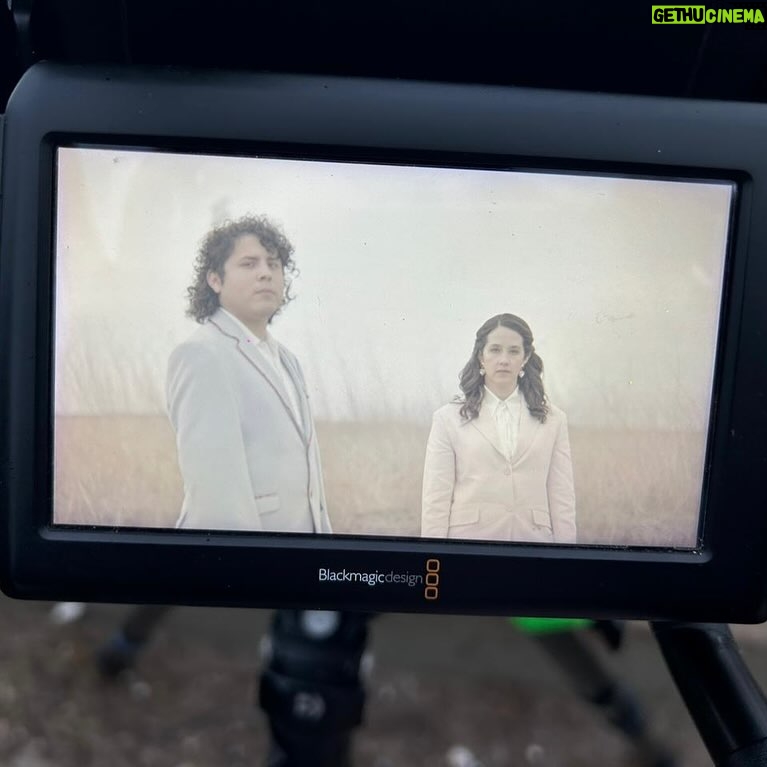 Ximena Sariñana Instagram - Contenta de que ya puedan escuchar esta increíble colab que hice con mis queridos @ramonamusica “No Te Vayas”. Ojalá les guste, cuéntenme qué les pareció. 🫰🏼