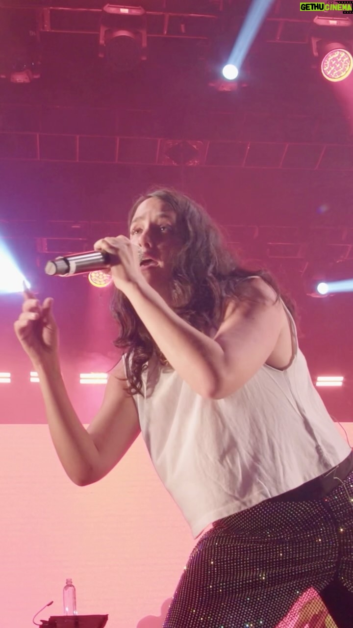 Ximena Sariñana Instagram - Gracias por este increíble año, la pasé súper y fue el fin de Amor Adolescente. Nos vemos el próximo con nueva música y un nuevo show. Me urge que vean en lo que estamos trabajando ❤️☄️