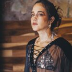 Ximena Sariñana Instagram - Amo cantar mis canciones en versión acústica, gracias a @paramount_latam por la invitación a compartir esta noche con ustedes 💙 📷 @apanauu 💄 @beka_hy