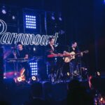 Ximena Sariñana Instagram - Amo cantar mis canciones en versión acústica, gracias a @paramount_latam por la invitación a compartir esta noche con ustedes 💙 📷 @apanauu 💄 @beka_hy