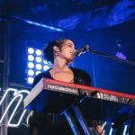Ximena Sariñana Instagram - Amo cantar mis canciones en versión acústica, gracias a @paramount_latam por la invitación a compartir esta noche con ustedes 💙 📷 @apanauu 💄 @beka_hy