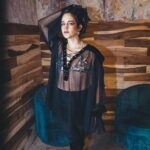 Ximena Sariñana Instagram - Amo cantar mis canciones en versión acústica, gracias a @paramount_latam por la invitación a compartir esta noche con ustedes 💙 📷 @apanauu 💄 @beka_hy