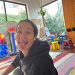 Ximena Sariñana Instagram - 38. Los que me conocen saben que en estas fotos estoy yo en mis estados favoritos: con la gente que amo, cagada de la risa, haciendo lo que más me gusta. Me siento tremendamente afortunada de llegar hasta aquí con todo lo que tengo a mi alrededor: esa capacidad que tengo de sentir, lo bueno y lo malo, y la capacidad de apreciar el amor que tengo a mi alrededor. Gracias a todxs por acompañarme, y que sea un año más de todo esto para mi para compartirlo con todxs. Les amo 🫶🏼