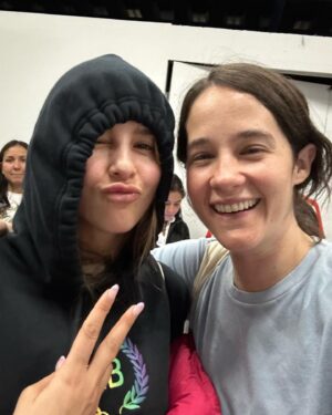 Ximena Sariñana Instagram - 38. Los que me conocen saben que en estas fotos estoy yo en mis estados favoritos: con la gente que amo, cagada de la risa, haciendo lo que más me gusta. Me siento tremendamente afortunada de llegar hasta aquí con todo lo que tengo a mi alrededor: esa capacidad que tengo de sentir, lo bueno y lo malo, y la capacidad de apreciar el amor que tengo a mi alrededor. Gracias a todxs por acompañarme, y que sea un año más de todo esto para mi para compartirlo con todxs. Les amo 🫶🏼