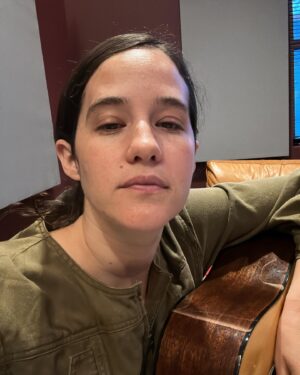 Ximena Sariñana Instagram - 38. Los que me conocen saben que en estas fotos estoy yo en mis estados favoritos: con la gente que amo, cagada de la risa, haciendo lo que más me gusta. Me siento tremendamente afortunada de llegar hasta aquí con todo lo que tengo a mi alrededor: esa capacidad que tengo de sentir, lo bueno y lo malo, y la capacidad de apreciar el amor que tengo a mi alrededor. Gracias a todxs por acompañarme, y que sea un año más de todo esto para mi para compartirlo con todxs. Les amo 🫶🏼