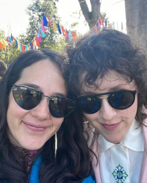 Ximena Sariñana Instagram - 38. Los que me conocen saben que en estas fotos estoy yo en mis estados favoritos: con la gente que amo, cagada de la risa, haciendo lo que más me gusta. Me siento tremendamente afortunada de llegar hasta aquí con todo lo que tengo a mi alrededor: esa capacidad que tengo de sentir, lo bueno y lo malo, y la capacidad de apreciar el amor que tengo a mi alrededor. Gracias a todxs por acompañarme, y que sea un año más de todo esto para mi para compartirlo con todxs. Les amo 🫶🏼