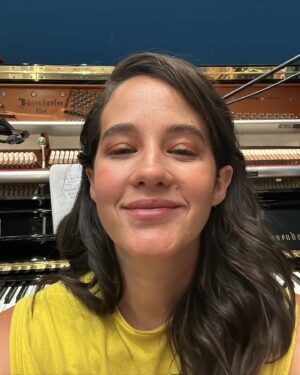 Ximena Sariñana Instagram - 38. Los que me conocen saben que en estas fotos estoy yo en mis estados favoritos: con la gente que amo, cagada de la risa, haciendo lo que más me gusta. Me siento tremendamente afortunada de llegar hasta aquí con todo lo que tengo a mi alrededor: esa capacidad que tengo de sentir, lo bueno y lo malo, y la capacidad de apreciar el amor que tengo a mi alrededor. Gracias a todxs por acompañarme, y que sea un año más de todo esto para mi para compartirlo con todxs. Les amo 🫶🏼