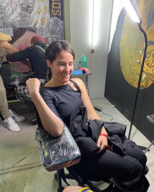 Ximena Sariñana Instagram - 38. Los que me conocen saben que en estas fotos estoy yo en mis estados favoritos: con la gente que amo, cagada de la risa, haciendo lo que más me gusta. Me siento tremendamente afortunada de llegar hasta aquí con todo lo que tengo a mi alrededor: esa capacidad que tengo de sentir, lo bueno y lo malo, y la capacidad de apreciar el amor que tengo a mi alrededor. Gracias a todxs por acompañarme, y que sea un año más de todo esto para mi para compartirlo con todxs. Les amo 🫶🏼