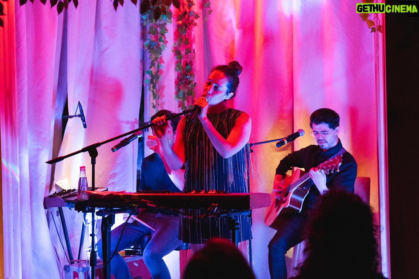 Ximena Sariñana Instagram - Un show acústico muy especial en @linglingmexicocity 🫰🏼