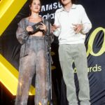 Ximena Sariñana Instagram - Pasándola padre en los #Eliotawards2023 😎✌🏼 @eliotmedia 📷 @apanauu