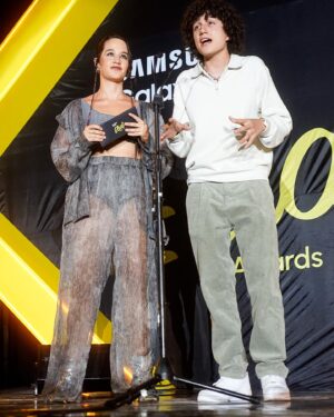 Ximena Sariñana Instagram - Pasándola padre en los #Eliotawards2023 😎✌🏼
@eliotmedia 
 
📷 @apanauu