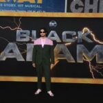 Xolo Mariduena Instagram - Black Adam out October 21st. Tell them the man in pink and green sent you. Stylist @dan.p.lee. Grooming @lailalhayani . Suit @kenzo. Shoes @giuseppezanotti. Glasses @illesteva. Accessory @brunamarquezine.