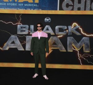 Xolo Mariduena Instagram - Black Adam out October 21st. Tell them the man in pink and green sent you. Stylist @dan.p.lee. Grooming @lailalhayani . Suit @kenzo. Shoes @giuseppezanotti. Glasses @illesteva. Accessory @brunamarquezine.