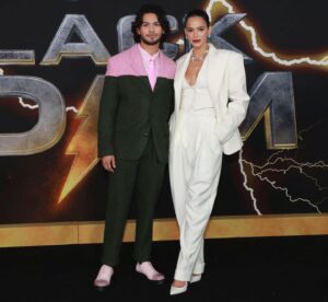 Xolo Mariduena Instagram - Black Adam out October 21st. Tell them the man in pink and green sent you. Stylist @dan.p.lee. Grooming @lailalhayani . Suit @kenzo. Shoes @giuseppezanotti. Glasses @illesteva. Accessory @brunamarquezine.