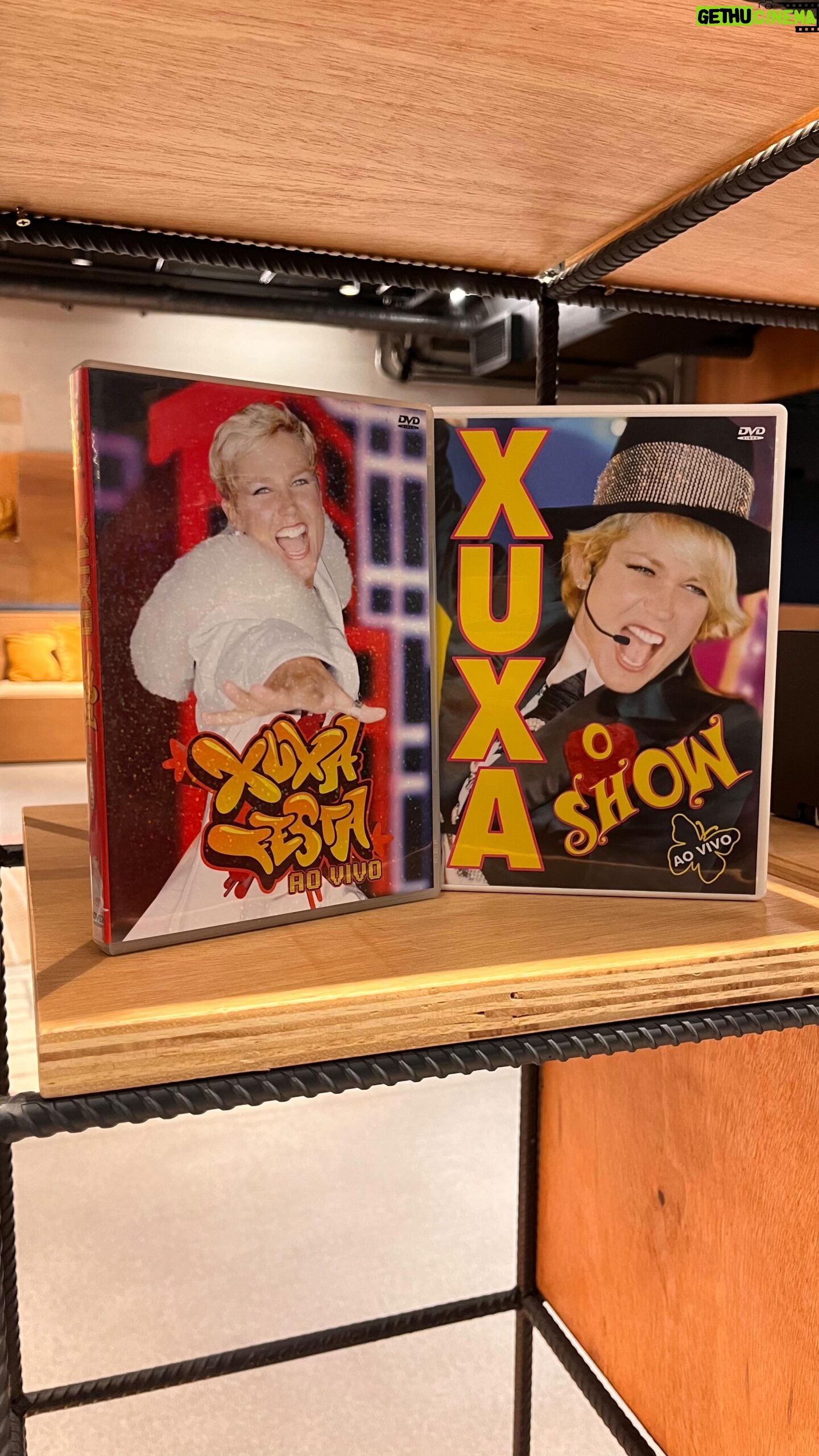 Xuxa Instagram - Hoje é dia de folia e a loira quer convidar você para assistir “Xuxa: O Show” e “Xuxa Festa (Ao Vivo)” completinhos no canal de YouTube oficial da rainha! 💋🙅🏽♀️✨