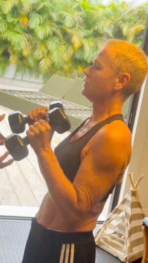 Xuxa Instagram - Acredita que dá @vanessabarbosapersonal @junnoandrade 😅💪❌
