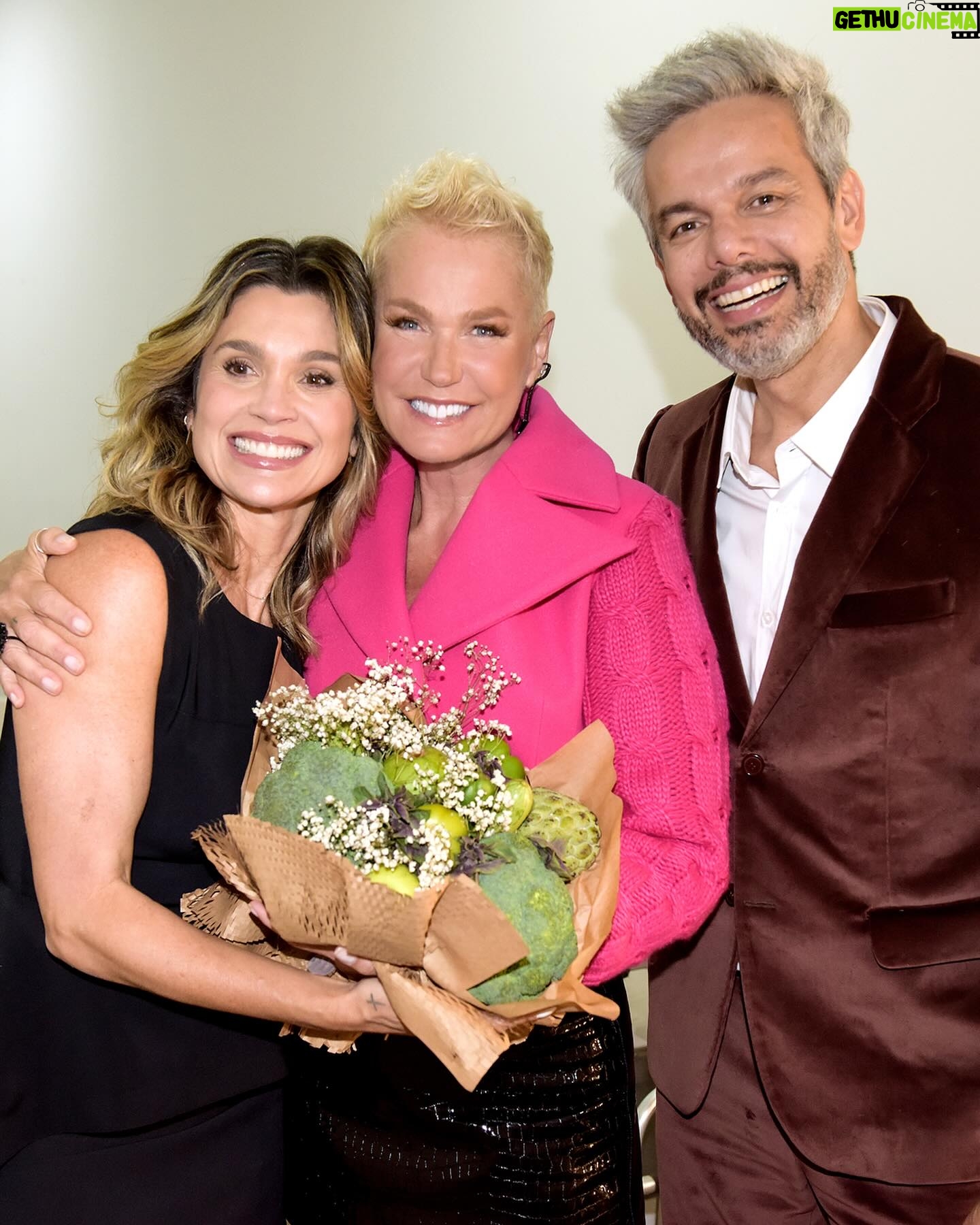 Xuxa Instagram - Dia de estreia! “Vidente por Acidente” já está em cartaz nos cinemas 🎬✨❌ O novo filme do @otaviano tem a participação especial da nossa loira, não perca! 📸 @bladmeneghel 💄 @edduhmakeup Equipe X