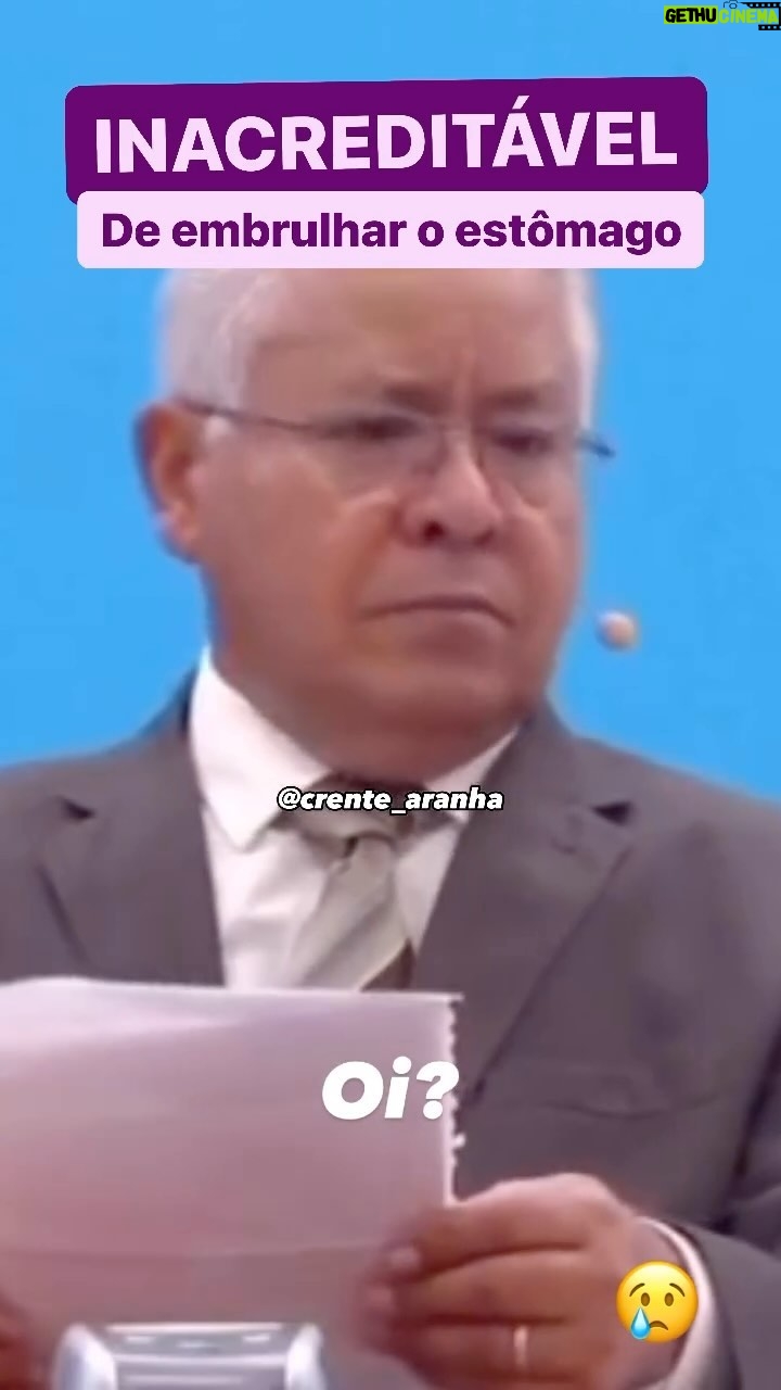Xuxa Instagram - Hoje acordei e me deparei com esse vídeo, desse senhor que não sei quem é, mas deveria ser investigado! Pois pela minha experiência como uma criança que foi abusada, e como adolescente que foi abusada até os meus 13 anos, consigo ver nitidamente um “velho” querendo justificar o injustificável! Colocar a vítima como culpado é bem de quem tem muita coisa a esconder e merece ser investigado! Vou repetir suas palavras: “veja bem, existem casos que a criança também é culpada”. Meu senhor, o absurdo que acaba de falar, deveria não apenas chocar a mim, mas a todos que foram crianças e que hoje são pais adultos e que não estão no lugar de um abusador ou pedófilo. Suas falas dão NOJO, são repugnantes! Nesse exato momento alguns bebês, crianças e adolescentes estão sendo abusados por pessoas que se acham no direito de satisfazer seus prazeres, coisas que para as crianças, o prazer que ela conhece nunca chegará perto do que é pra um adulto. Não sei se o senhor sabe, mas hormonalmente nenhuma criança busca ou tem vontade do que o senhor chamou de “abuso”, que pra mim é um crime de tamanho inigualável, pois rouba a infância, a pureza e deixa marcas por toda sua vida. Dizer que isso fica no passado é outra besteira sem tamanho! Estou vindo aqui pra falar, gritar em nome de tantas crianças que sofrem abusos, que são exploradas sexualmente por mulheres, homens, velhas e velhos babões…. Que não sentem medo nenhum, pois com essas falas e pensamentos, acham que podem tudo, até colocar uma criança vítima de abuso no lugar de CULPADA!