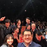 Yûko Takeuchi Instagram - ・ 面白くて楽しくて痛快で 大好きコンフィデンスマンjp❣️ あの3人（ 五十嵐）が 映画になって帰ってくるよ 空から降るボクちゃんのお札を 手に入れました 皆さんとのこの写真とともに 私のお宝になりました❣️ #映画コンフィデンスマンjp 5/17日公開‼️ですよね‼️