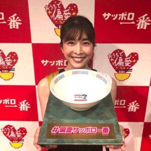 Yûko Takeuchi Instagram - ・

皆んな〜夏休み中も元気で過ごしてましたか❓新学期に向けて前髪作りました。

それでは早速、頭の体操、
算数の時間だよ〜！

問題です：これはサッポロ一番、一年分です。一袋が五個パック入なので、この山は何袋あるでしょうか⁉️

問題に正解してもしなくても
偏愛レシピを投稿してくれれば
抽選であのパッケージに使われているオリジナルのラーメン丼ぶり当たります
🍜🍜🍜🍜

#偏愛サッポロ一番
始まったよー