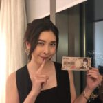 Yûko Takeuchi Instagram - ・ 面白くて楽しくて痛快で 大好きコンフィデンスマンjp❣️ あの3人（ 五十嵐）が 映画になって帰ってくるよ 空から降るボクちゃんのお札を 手に入れました 皆さんとのこの写真とともに 私のお宝になりました❣️ #映画コンフィデンスマンjp 5/17日公開‼️ですよね‼️