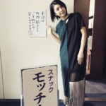 Yûko Takeuchi Instagram - ・ #ズームインサタデー 4/28（土）5:30〜8:00 この営業時間内のどこかを 貸し切っちまったぜ #スナックモッチー モッチーママが聞き上手なものだから嬉しくてまたビール飲んじゃうのよね 内装をミスシャーロックモードに してくれる粋なはからい