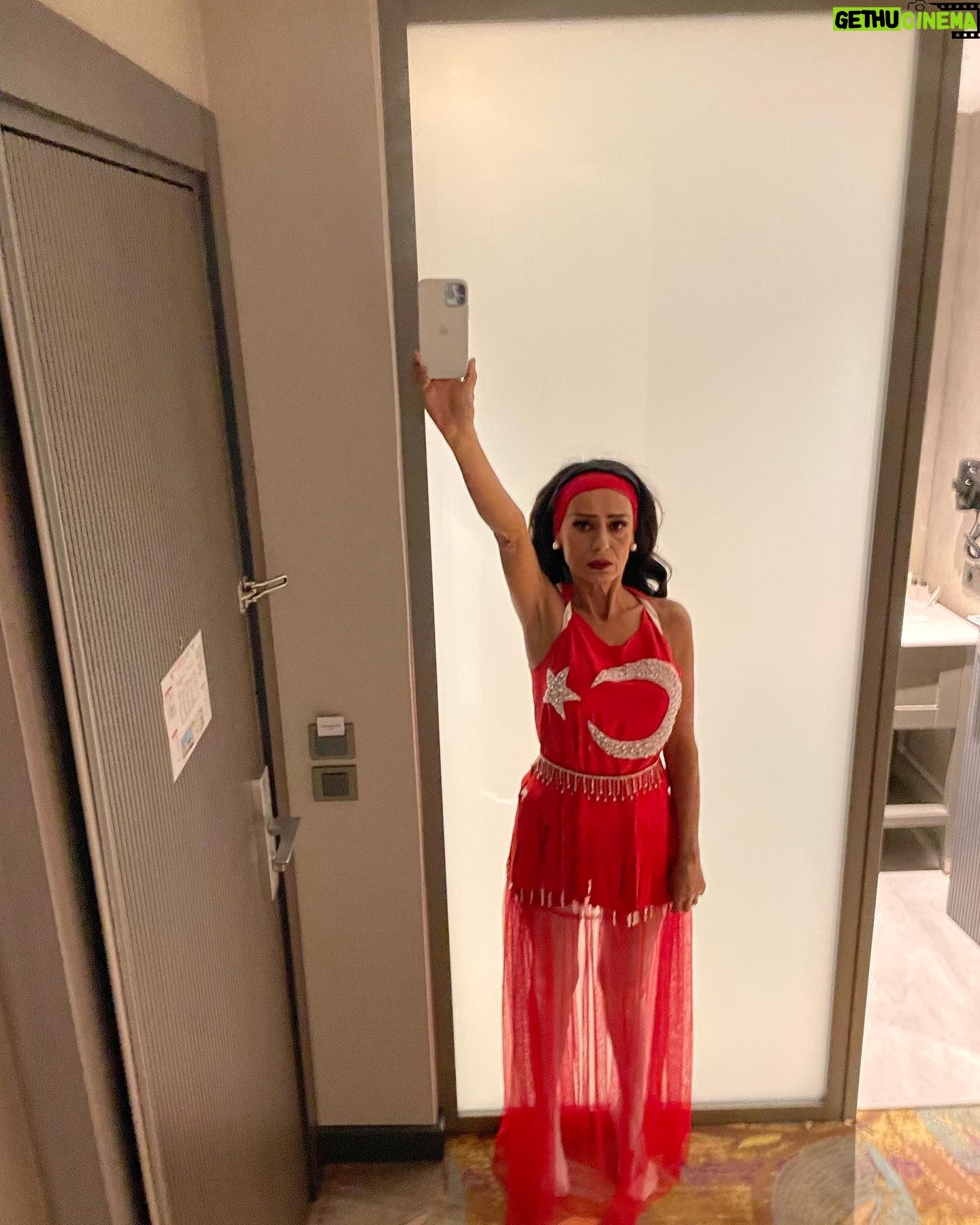 Yıldız Tilbe - 255.9K Likes -