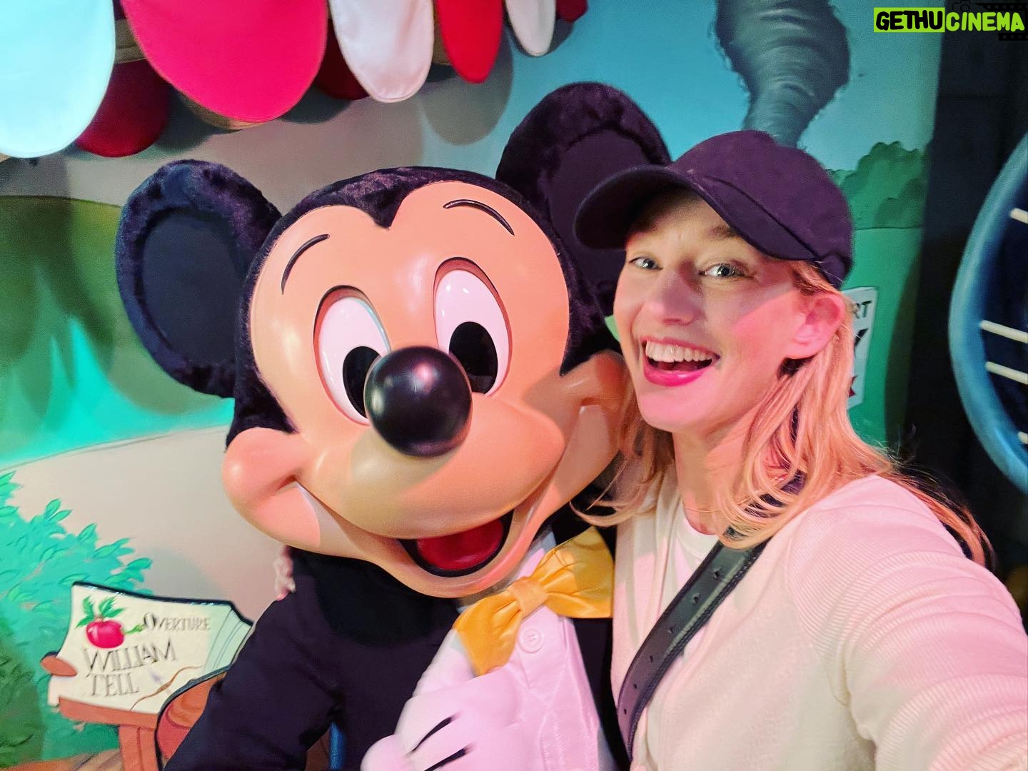 Yael Grobglas - 27K Likes - Met Mickey. Failed to play it cool.