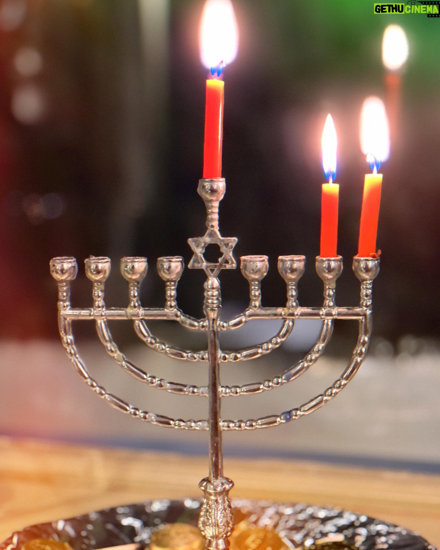 Yael Grobglas Instagram - חנוכה שמח אהובים 💙 Happy Hanukkah loves