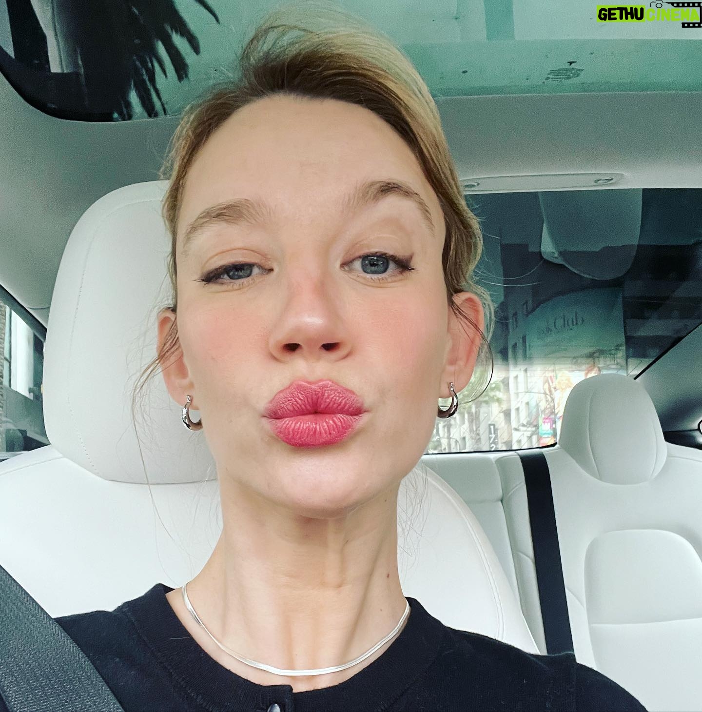 Yael Grobglas - 74.3K Likes - The escalation of a selfie attempt.