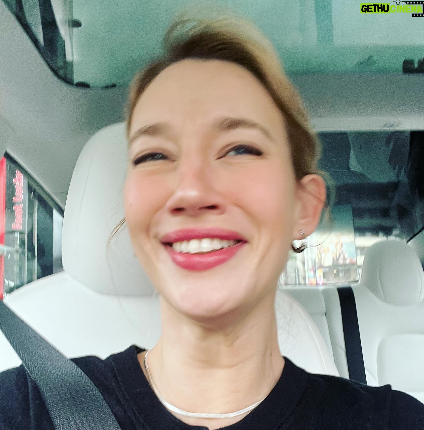 Yael Grobglas - 74.3K Likes - The escalation of a selfie attempt.