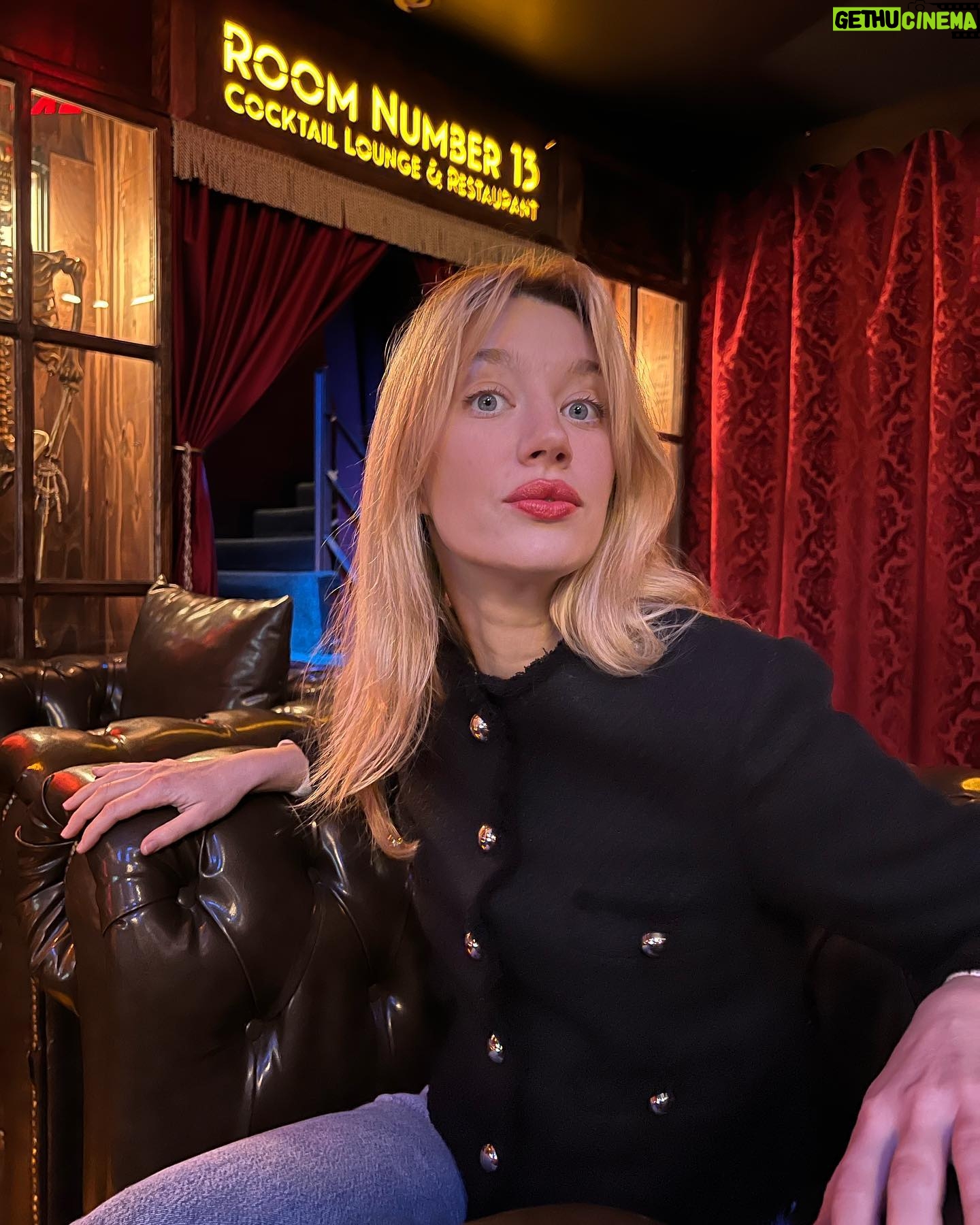 Yael Grobglas - 24.3K Likes - How one might recognize ADHD when someone is forced to wait in a chair