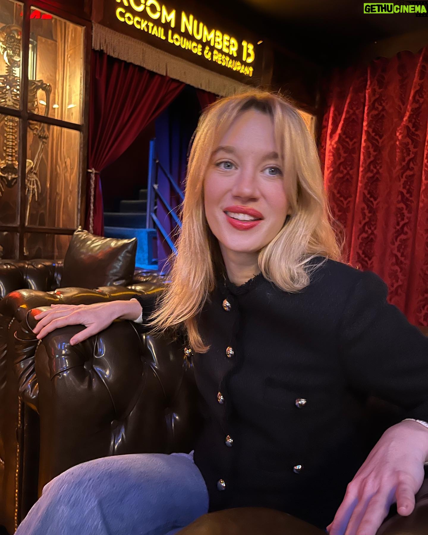 Yael Grobglas - 24.3K Likes - How one might recognize ADHD when someone is forced to wait in a chair