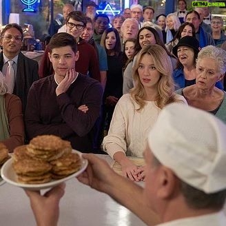 Yael Grobglas - 75.4K Likes - Come see our delightful movie starring myself and one of my favorite humans @jeremymjordan 💙 #HanukkahOnRye @hallmarkchannel
Premieres: Sun Dec 18 at 8/7c