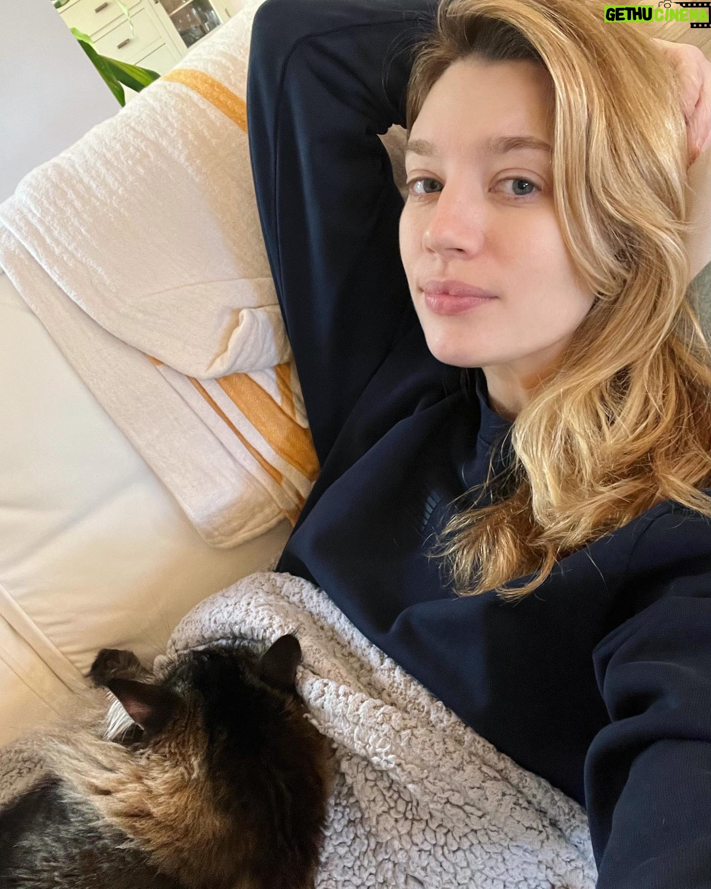 Yael Grobglas - 28.5K Likes - Anyone else with the damn winter sniffles ?